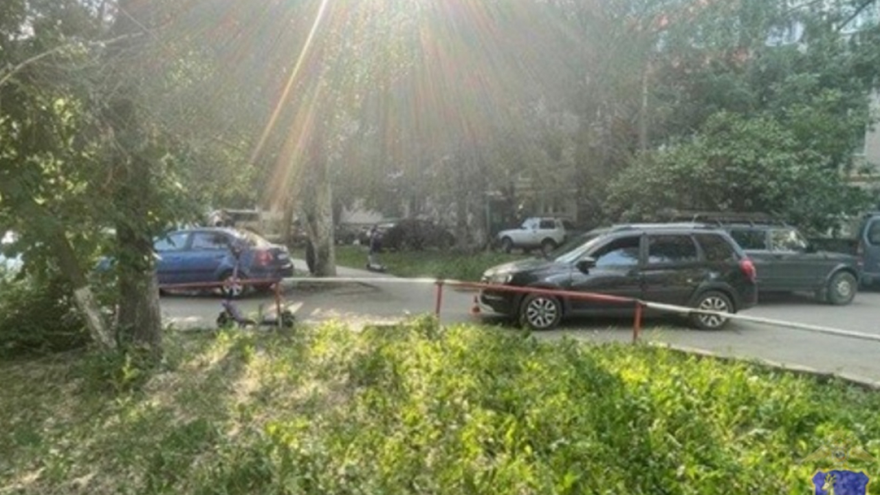 16-летний подросток на электросамокате угодил под колеса «Гранты» в Самаре В областной столице произошло очередное ДТП с д...