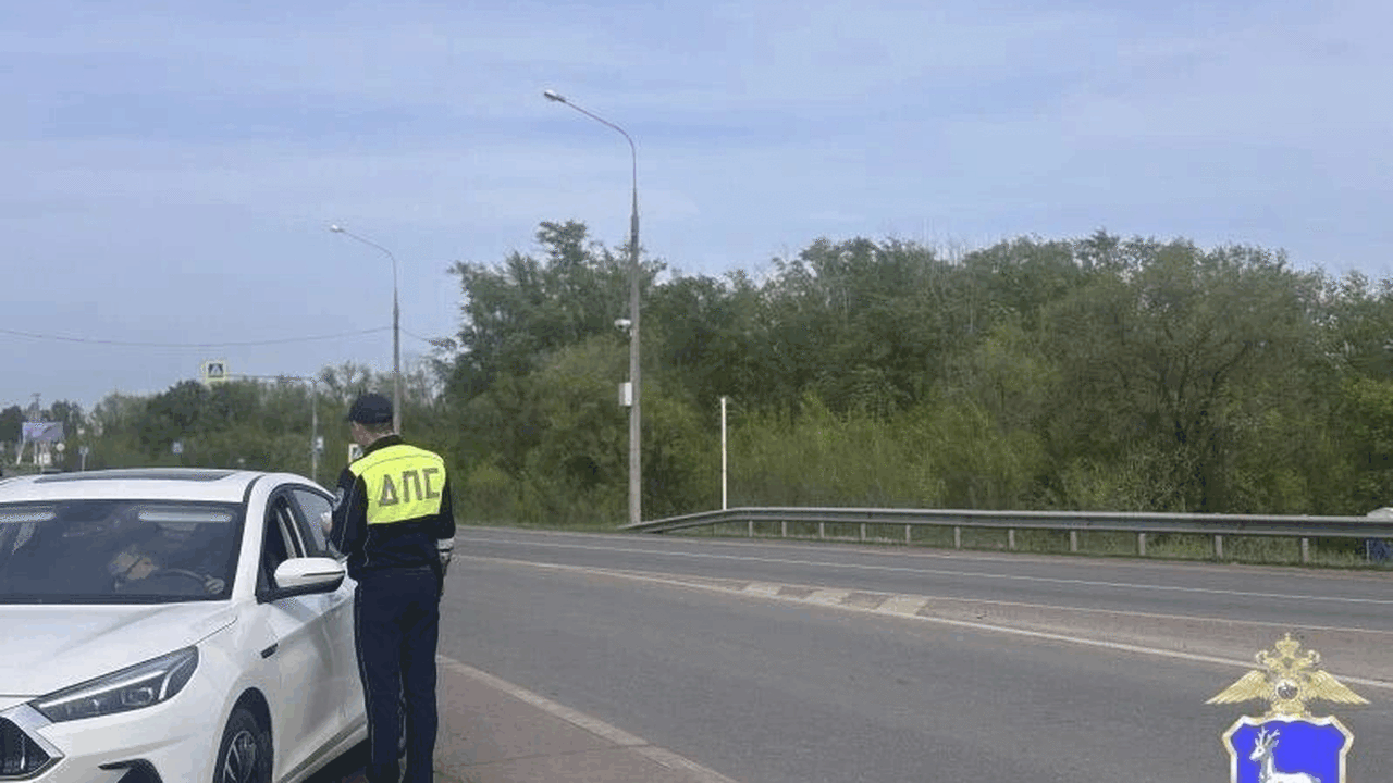 На один из перекрёстков Отрадного прибыли сотру...