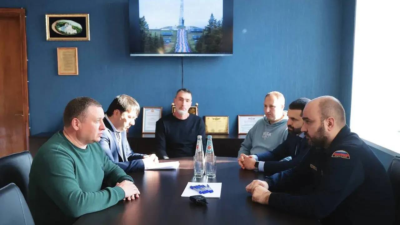 Делегация Самарской области во главе с Вячеславом Федорищевым посетила город Снежное ДНР Делегация Самарской области во главе с Вячеслав...