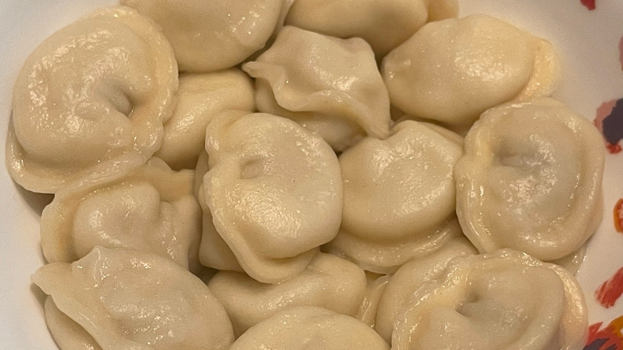 Покупные пельмени станут гораздо вкуснее домашних: вот что точно стоит добавить при варке в кастрюлю — не перец и не лук Варите пельмени неправильно! Секрет вкусных пок...