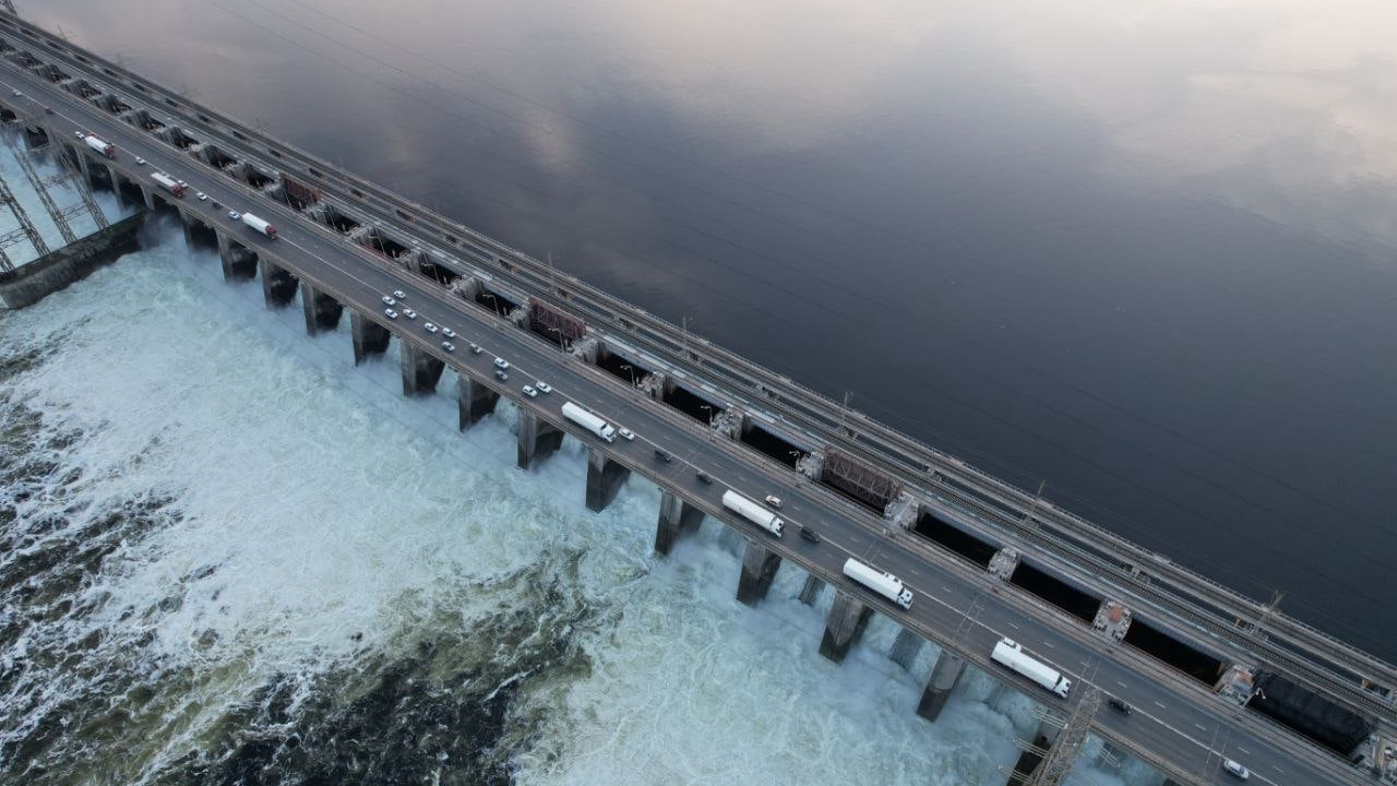 Уровень сброса воды через водосливную плотину Ж...