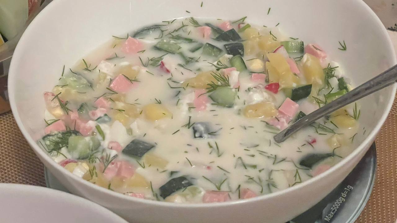 Квас и даже кефир — мимо: в сезон окрошки гурманы сметают с полок другой продукт — получается еще вкуснее Надоели традиционные рецепты окрошки на кефире ...