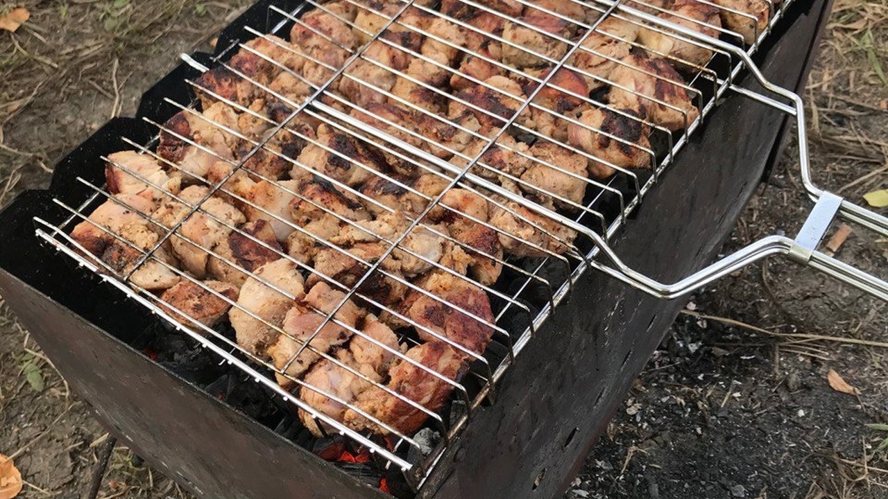 Мясо будет очень нежным и сочным: это самый топовый маринад для любого шашлыка - и для свинины, и даже для баранины Как приготовить идеальный шашлык на майские пра...