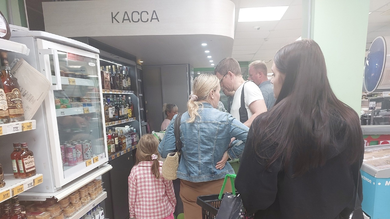 В магазинах пластиковой карточкой больше не расплачиваюсь: выяснилось, что кассиры «Пятерочки» и «Магнита» пристально следят за этими данными Можно ли использовать карту супруга в магазине ...
