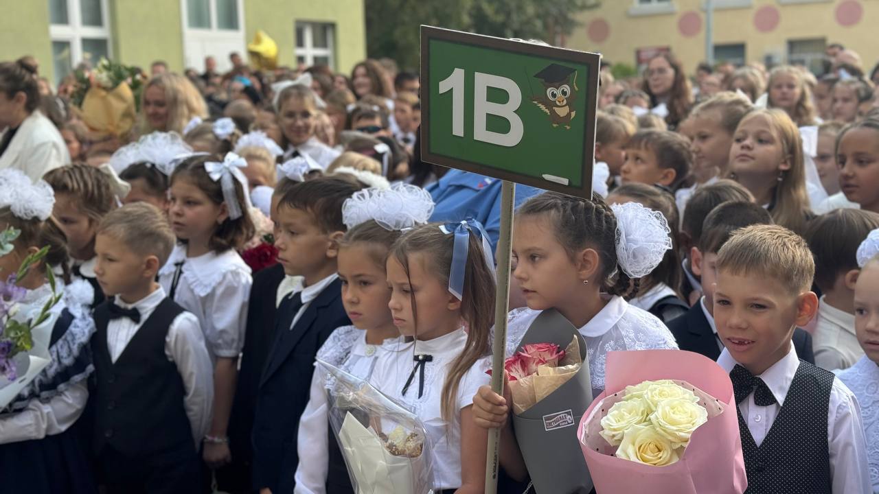 Мэр Новокуйбышевска проводил свою дочь в 1 класс и поздравил всех школьников Глава городского округа Новокуйбышевск Алексей ...