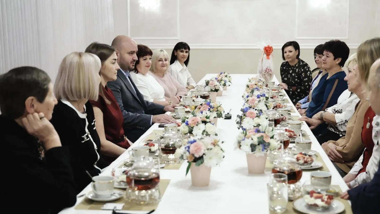 Вячеслав Федорищев в Самаре встретился с мамами Героев РФ Губернатор Вячеслав Федорищев провел встречу с ...