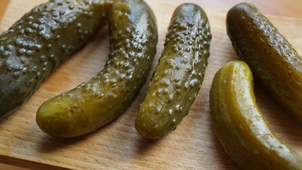 Жарю маринованные огурцы в кляре — домашние улетают от такой вкуснятиныу: делюсь рецептом хрустящей закуски с пикантным соусом Маринованные огурцы в кляре — это необычная, но...