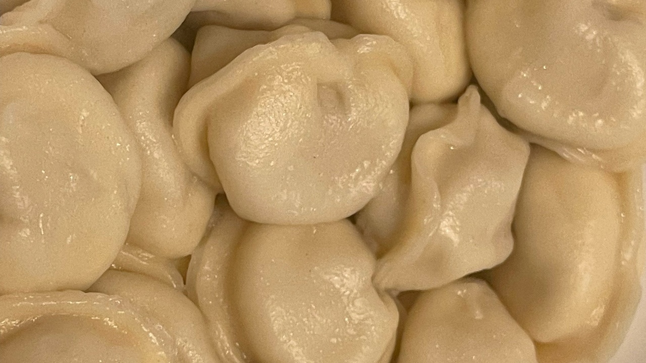 Покупные пельмени станут в разы вкуснее домашних: вот что добавить при варке в кастрюлю — не перец и не лук Домашние пельмени всегда считаются самыми вкусн...
