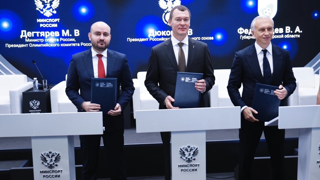Вячеслав Федорищев, Михаил Дегтярев и Александр Дюков подписали соглашение о развитии футбола в Самарской области В четверг, 19 июня, на полях ПМЭФ губернатор Са...