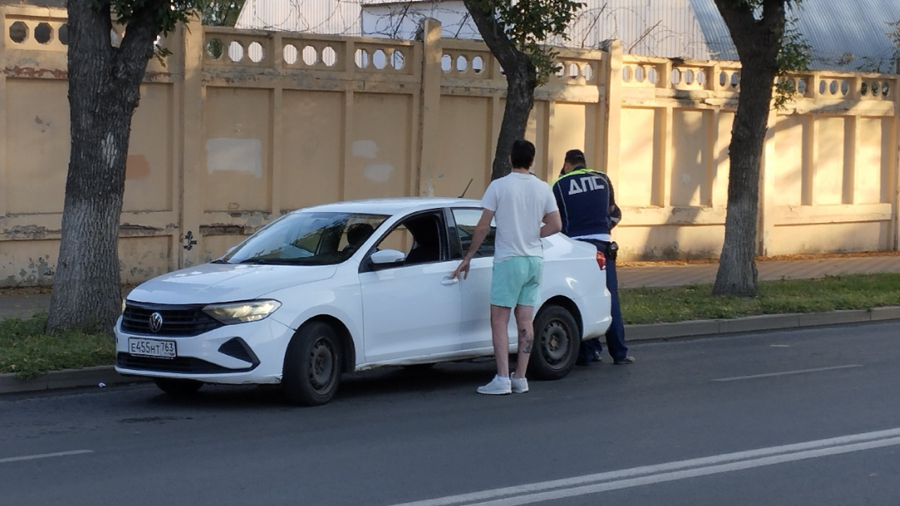 Когда ГАИ может заставить пассажира выйти из припаркованной машины Разберемся, когда сотрудник ДПС имеет право про...