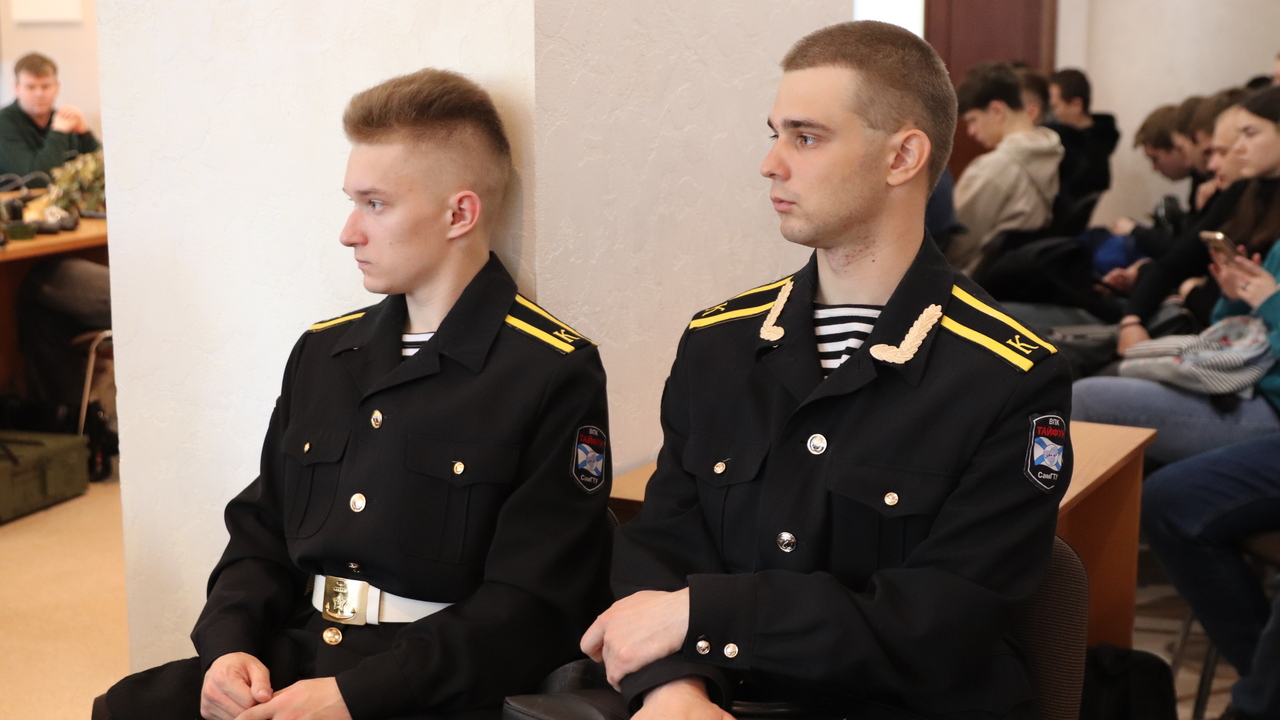 Участники «Школы героев» представили студентам Самарского политеха передвижной музей атрибутики СВО В Самарском государственном техническом универс...