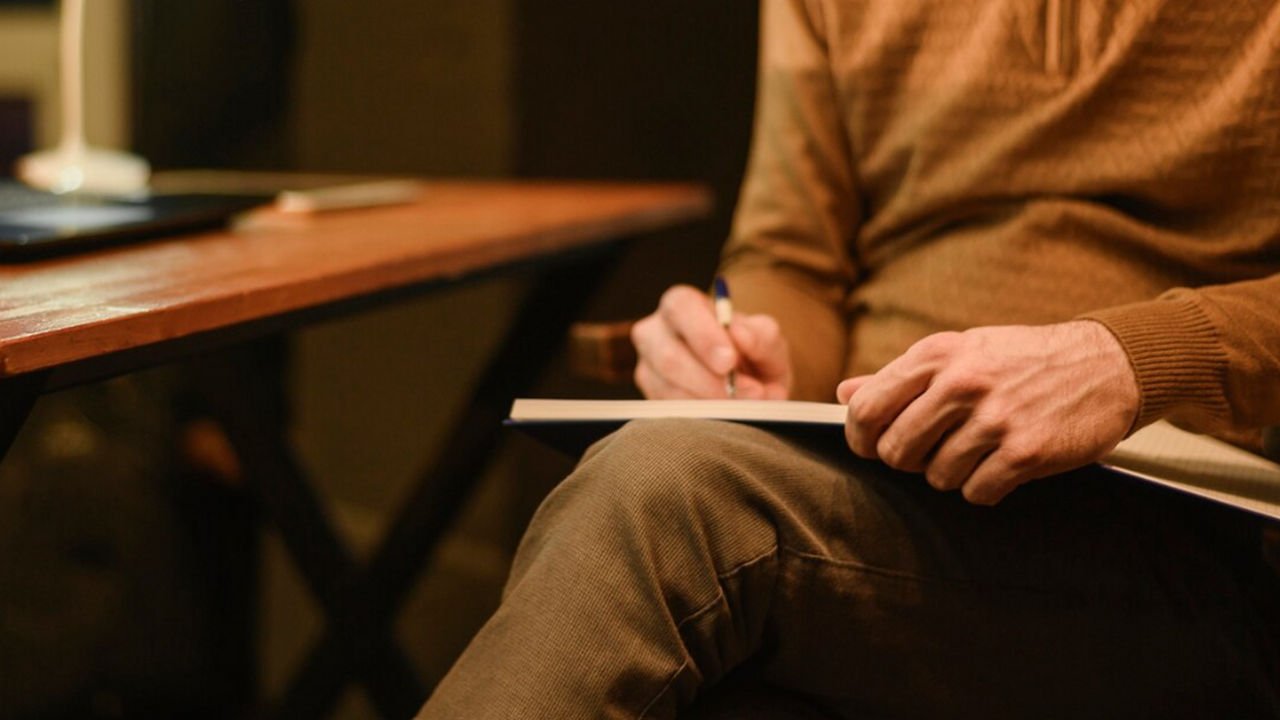 Писатель Денис Драгунский приступил к работе на...