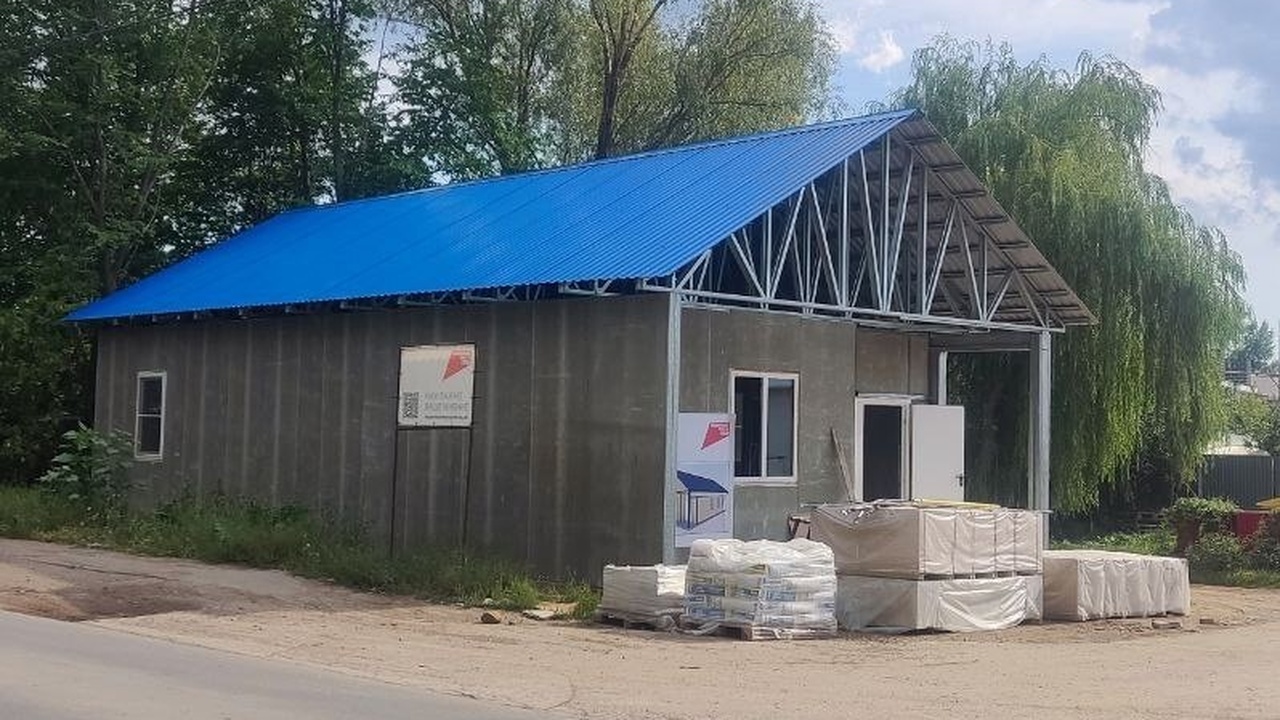 В Граном достраивают фельдшерско-акушерский пункт В поселке Граный продолжаются работы по строите...