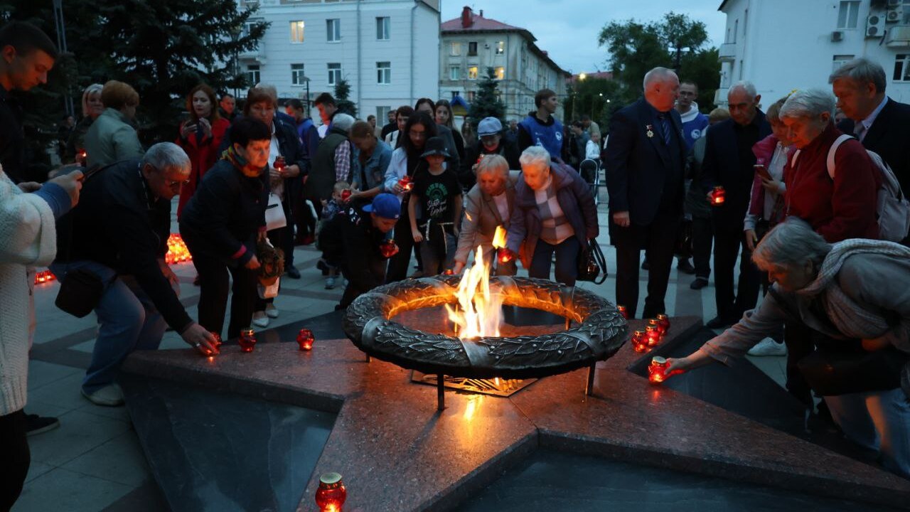 В Новокуйбышевске состоялась акция "Свеча памяти" Глава городского округа Новокуйбышевск Алексей ...