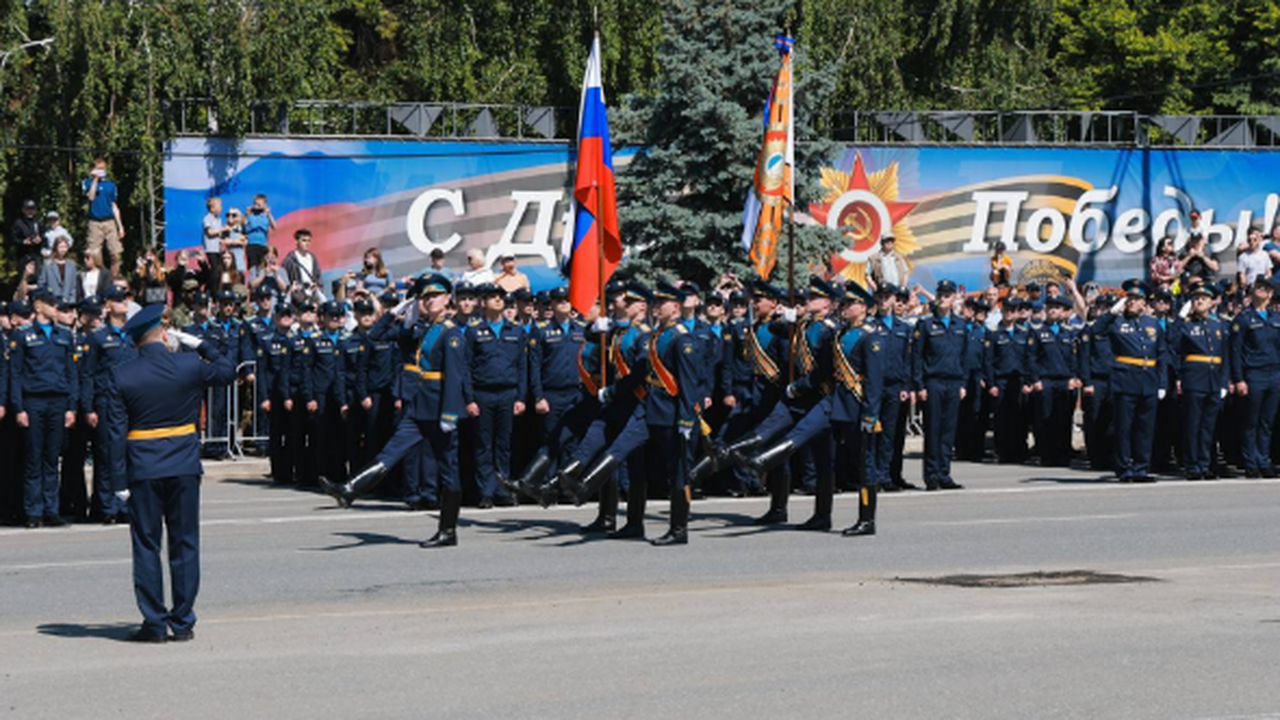 Вячеслав Федорищев поздравил Сызранское высшее военное училище летчиков с 85-летием со дня образования В субботу, 24 мая, губернатор Вячеслав Федорище...