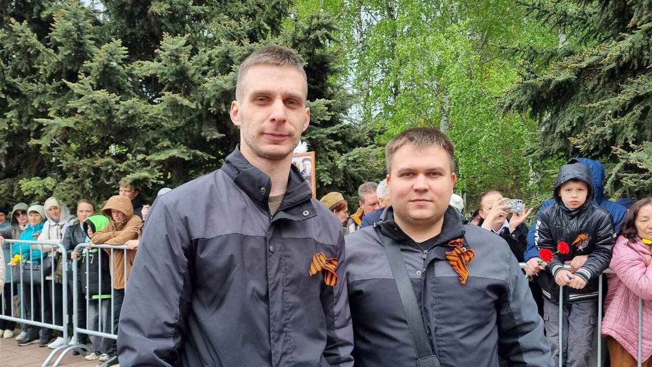 Выпускник «Школы героев» и игрок «Лада-следж» Владислав Пашутин передаёт привет из-под купола парашюта Выпускник «Школы героев» и игрок «Лада-следж» В...