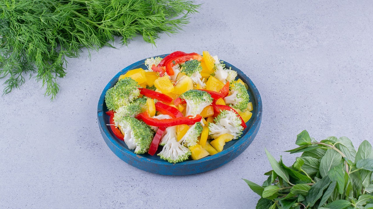 Готовлю закуску к мясу за 5 минут: салат «Ачичук» — вкуснятина, за уши не оттащишь Яркий и свежий салат станет отличным акцентом д...