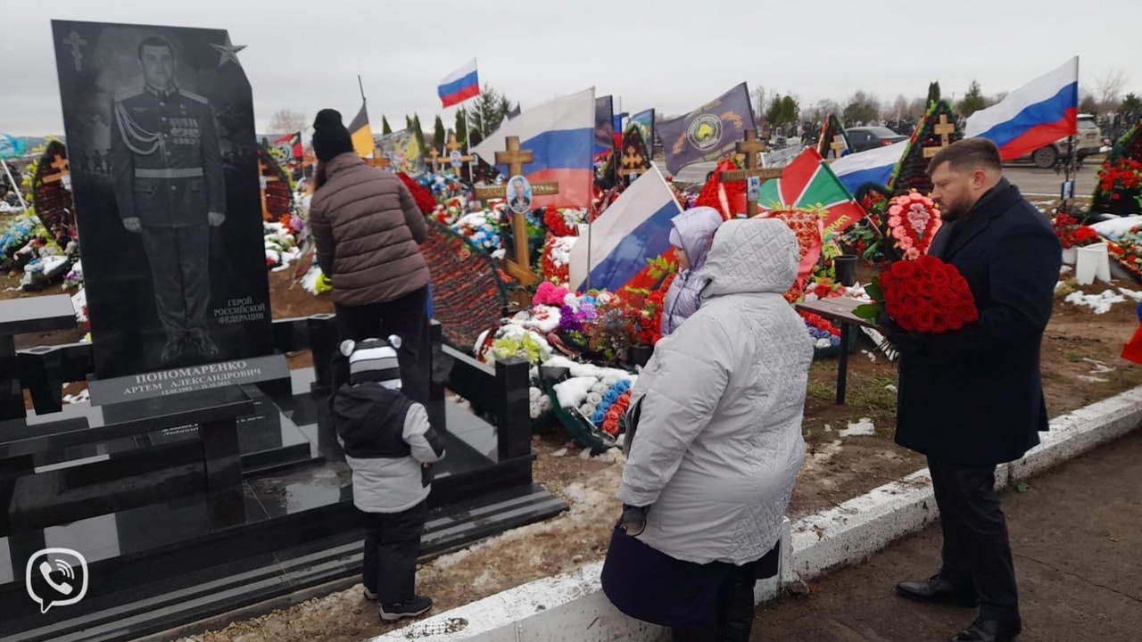 На новокуйбышевском кладбище "Лесное" в торжест...