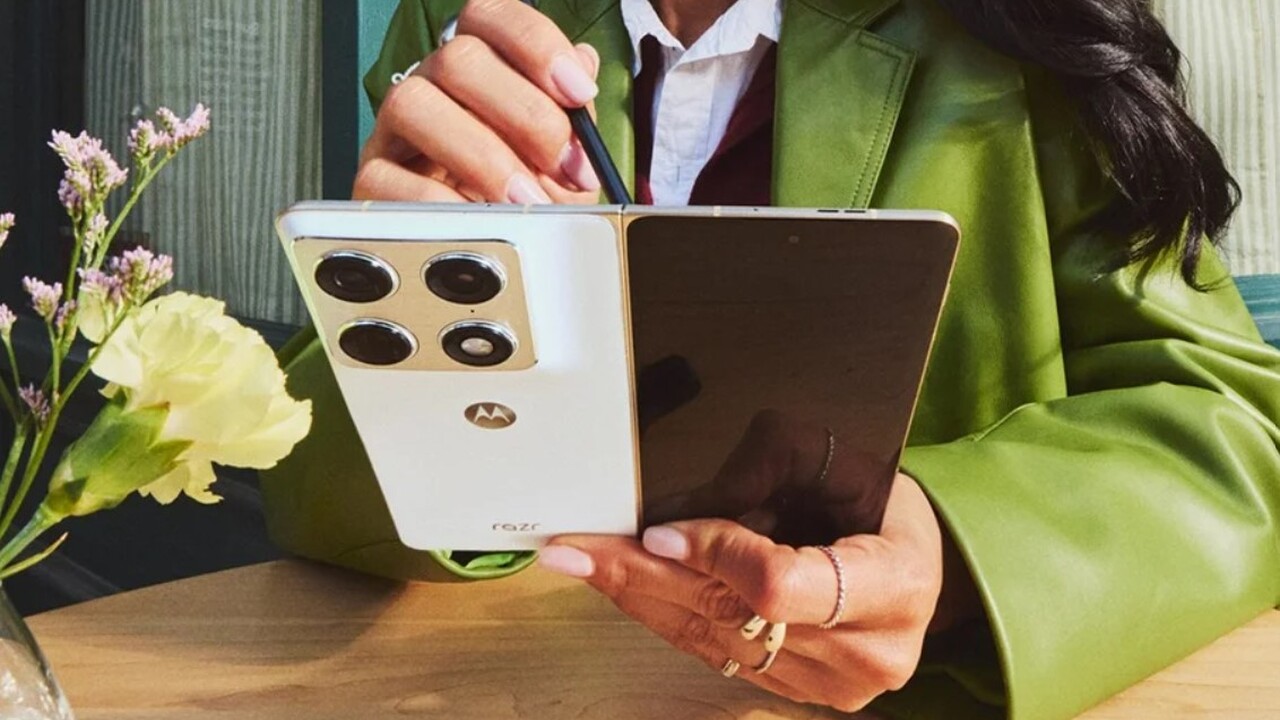 Компания Motorola представила новый складной Razr Fold: смартфон сняли на фото На международной выставке потребительской элект...