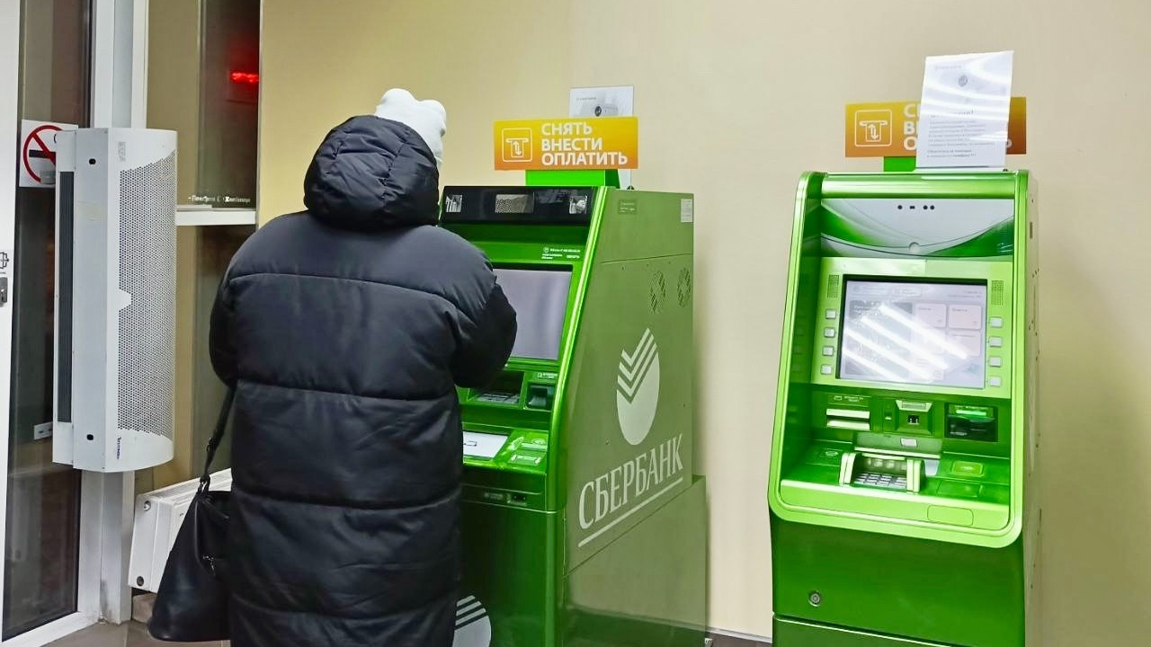 Банкоматы больше не принимают - неприятный сюрприз для тех, кто хранит купюры в 5 000 рублей Узнайте, почему российские банкоматы не принима...