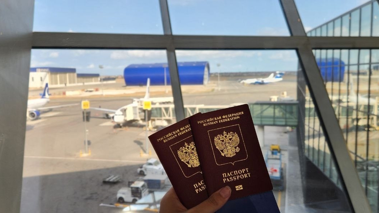 В московском аэропорту Домодедово пассажиры меж...