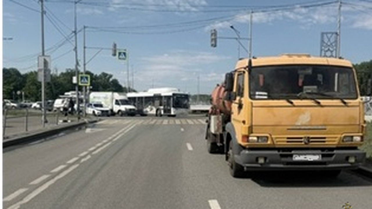 В Самаре на дублёре Московского шоссе электросамокатчик столкнулся с КамАЗом 23-летний водитель СИМ пересекал дорогу по пеше...
