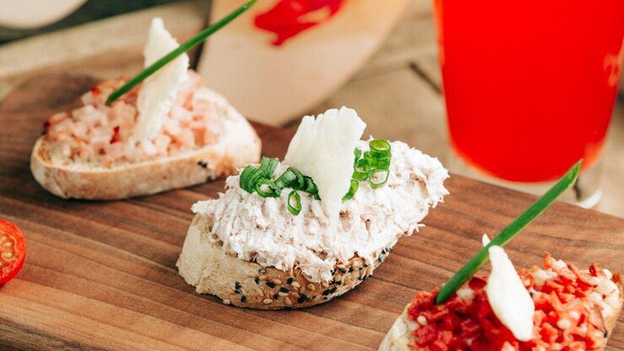 Летняя намазка на хлеб: выкладываем на пленку и в морозилку - вкуснее красной икры Узнайте, как приготовить простой и ароматный се...
