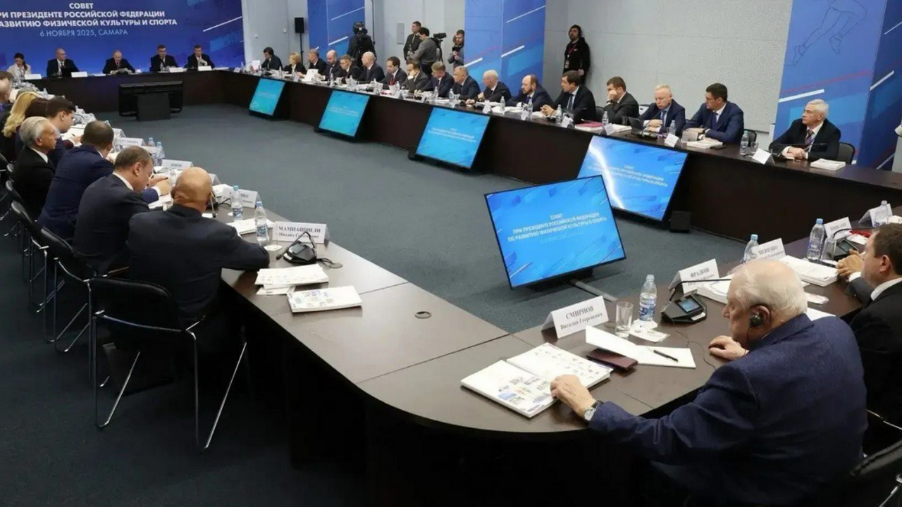 Владимир Путин в Самаре провел заседание Совета по развитию физкультуры и спорта В четверг, 6 ноября, в Самаре на площадке XIII ...