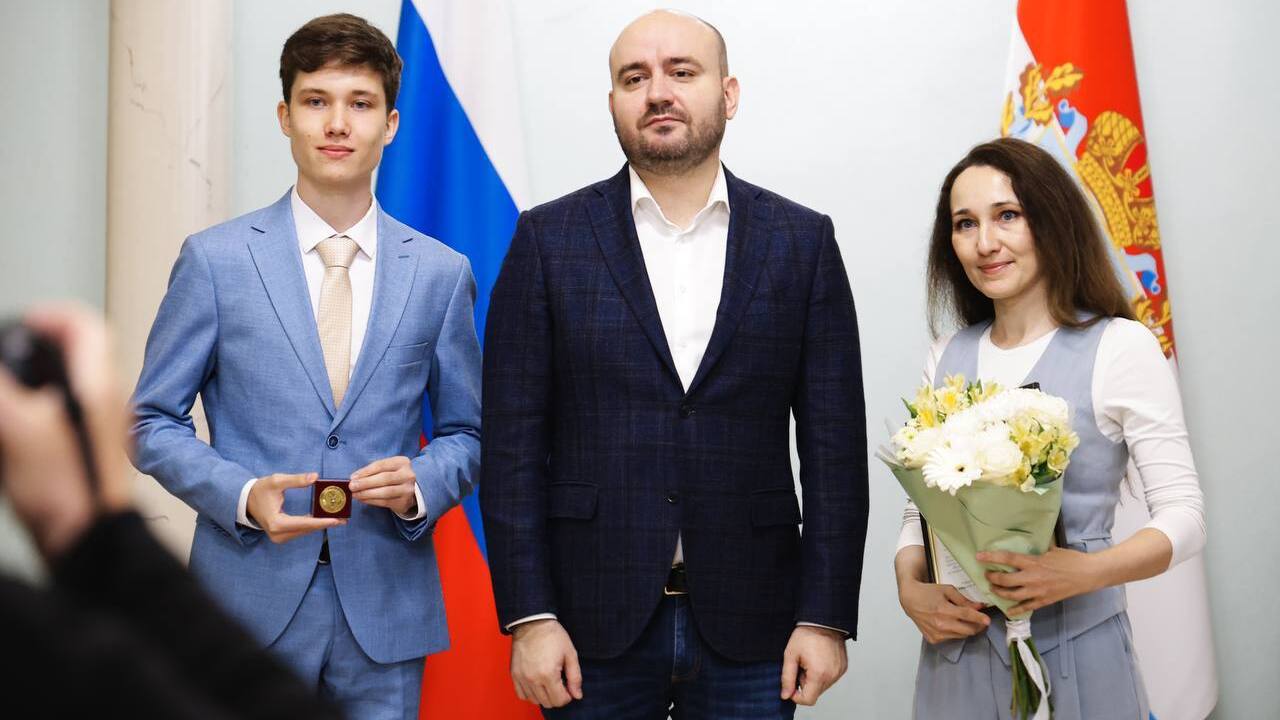 Вячеслав Федорищев вручил награды за высокие достижения в учебе Сегодня, 26 июня, губернатор Самарской области ...