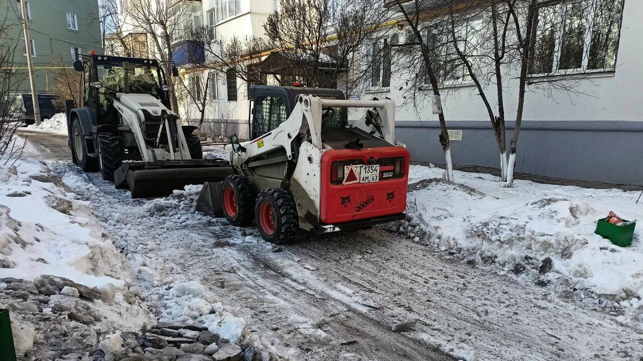 Уборка наледи и снега – это первостепенная зада...