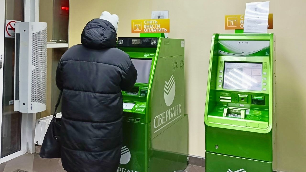 Снять деньги через банкомат больше не получится: новый закон вступает в силу с 18 мая Новый закон о защите от мошенничества в России ...