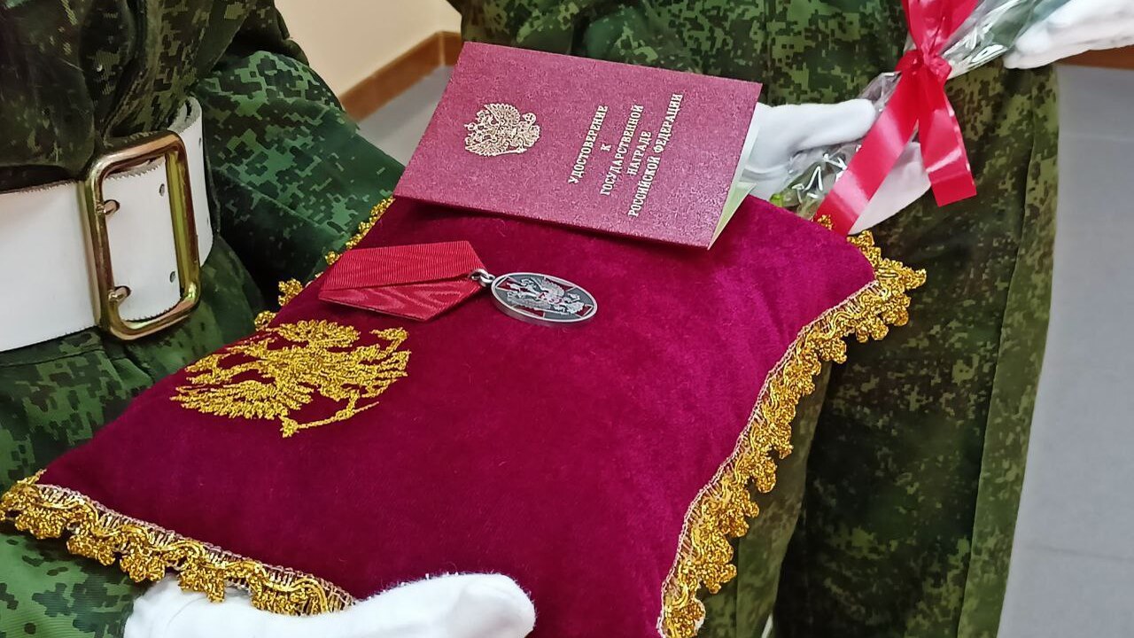 Бойцам из Новокуйбышевска вручили почетные награды В Новокуйбышевске состоялось важное событие – т...