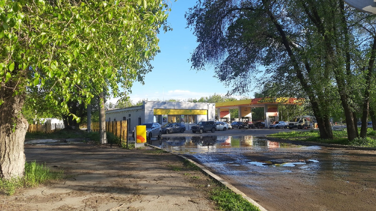 В ГАИ рассказали про 5 ошибок водителей на автозаправке, за которые можно получить штраф и даже потерять права Что нельзя делать на заправке? Какие штрафы пре...