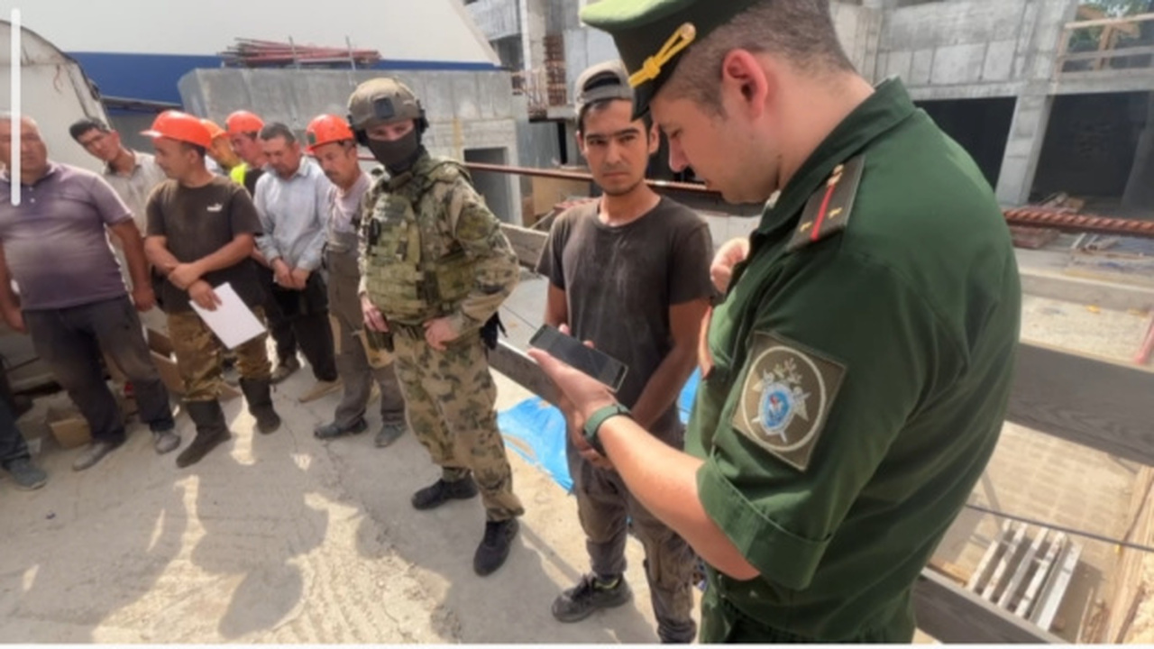 В Самаре ОМОН и следователи провели рейд по новым гражданам РФ Во время рейда также 48 иностранцам запретили в...