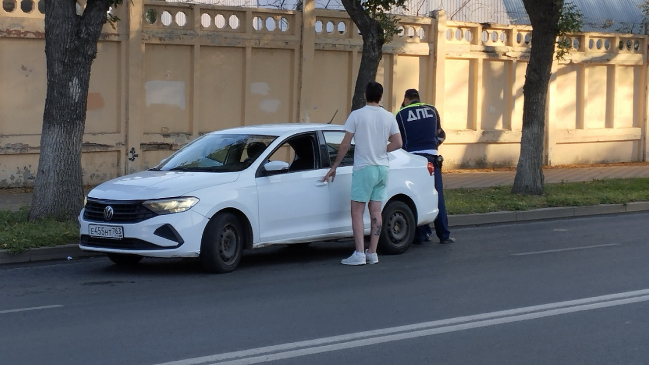 Юрист раскрыл, может ли инспектор ГАИ требовать у вас полностью открыть окна при остановке Обязан ли водитель распахивать окно перед инспе...