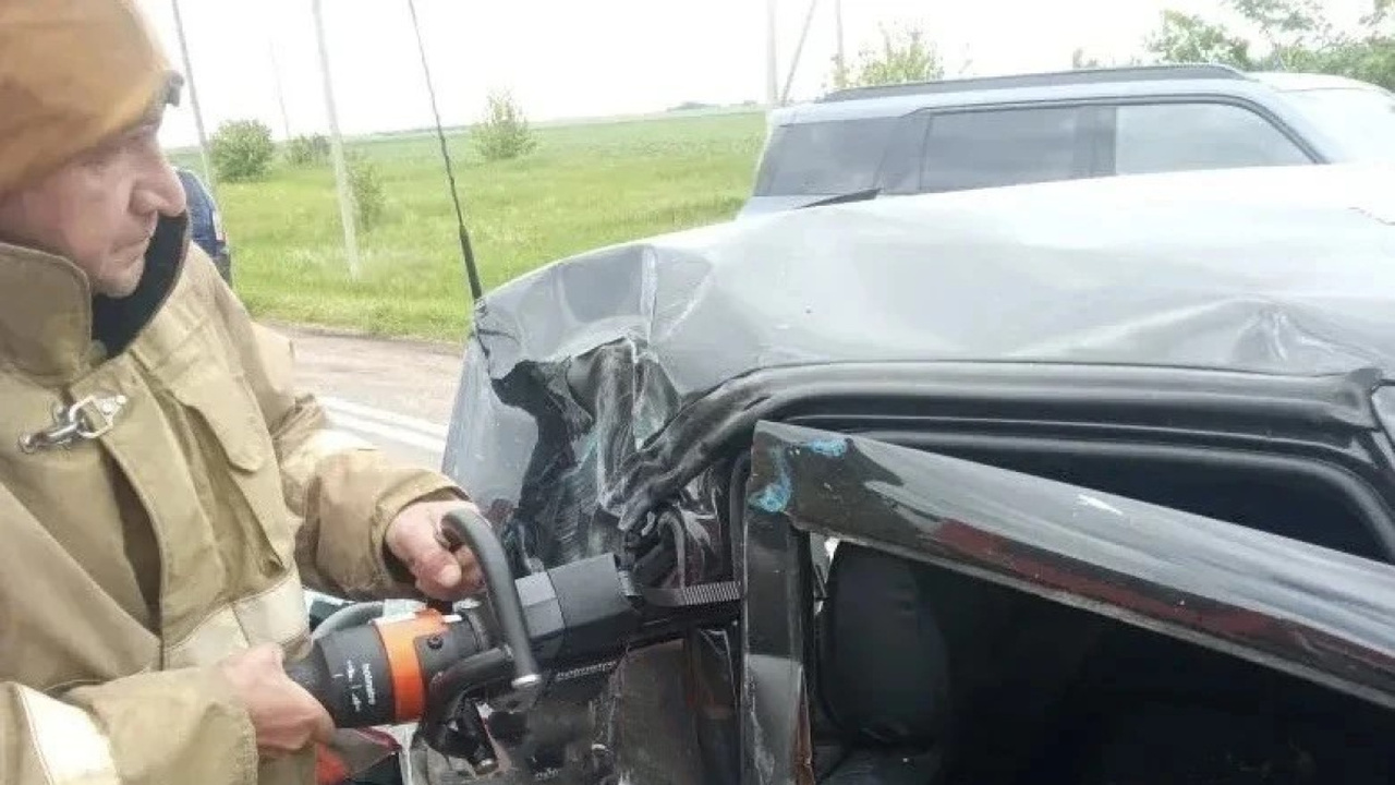 В Кинель-Черкассах спасатели деблокировали пострадавших из Lada Granta Столкнулись Lada Granta и переоборудованный ГАЗ-53