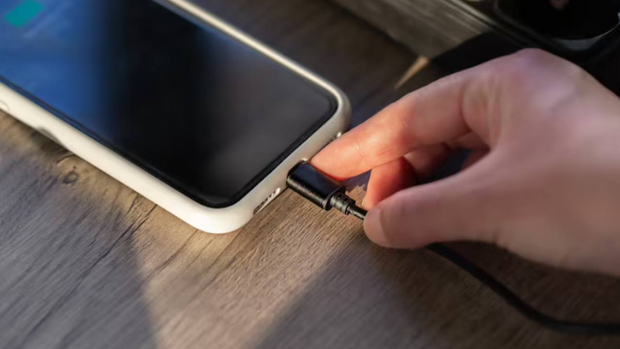 Качество зарядного кабеля оказывает значительно...