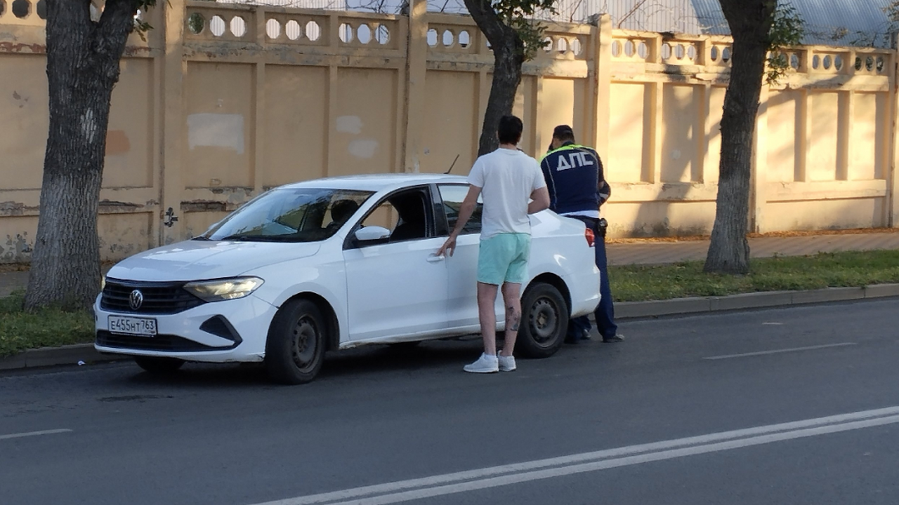 Автоинструктор раскрыл, зачем опытные водители сами стали выходить из машины при остановке ГИБДД Остановили на дороге? Разбираемся, как правильн...