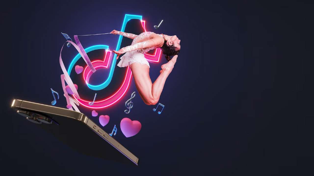 10 февраля в TikTok состоялся полный показ фильма «Крик» 1996 года Фильм ужасов «Крик», ставший культовым, впервые...