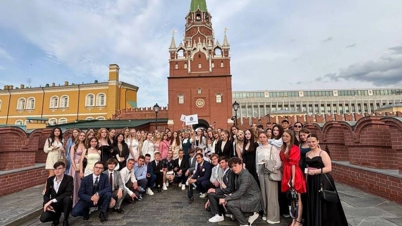 Выпускники новокуйбышевских школ, получившие за...