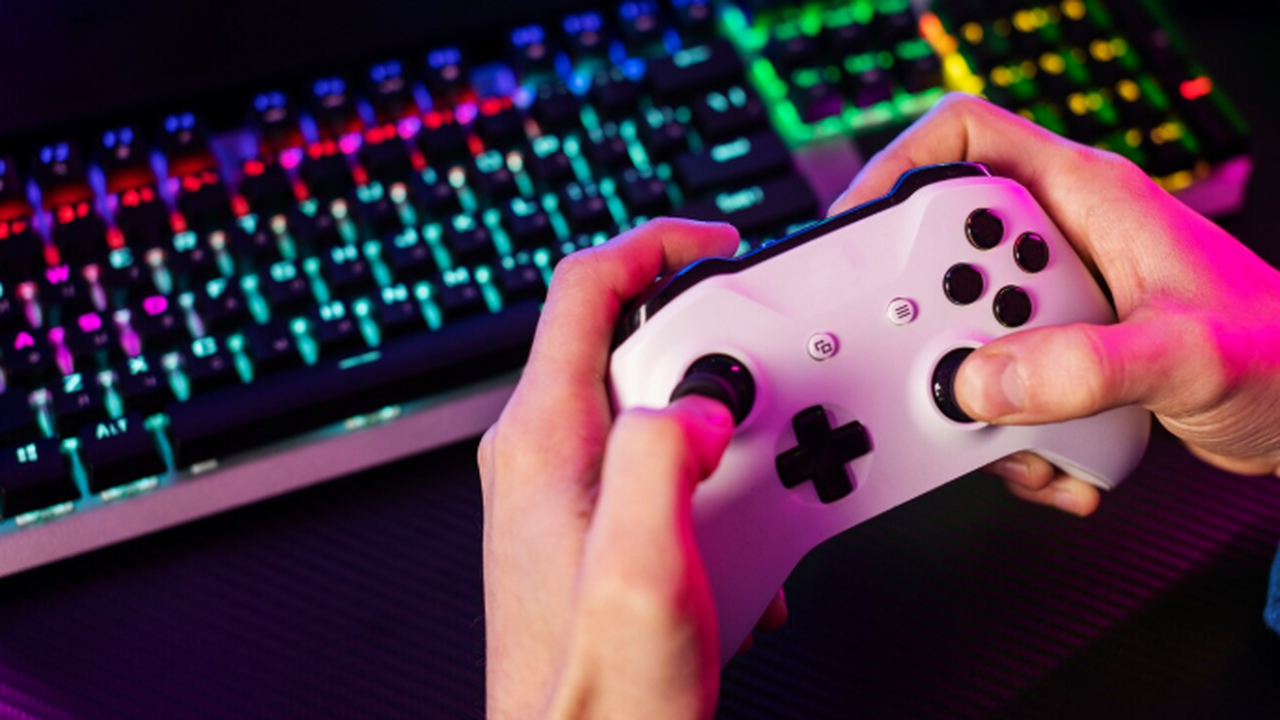 Студия Mega Crit выпустила игру Slay the Spire ...