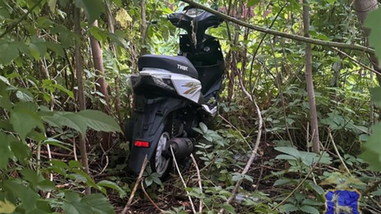 В Новокуйбышевске угонщик скутера не смог его завести и оставил в кустах По данным пресс-службы Главного управления Мини...