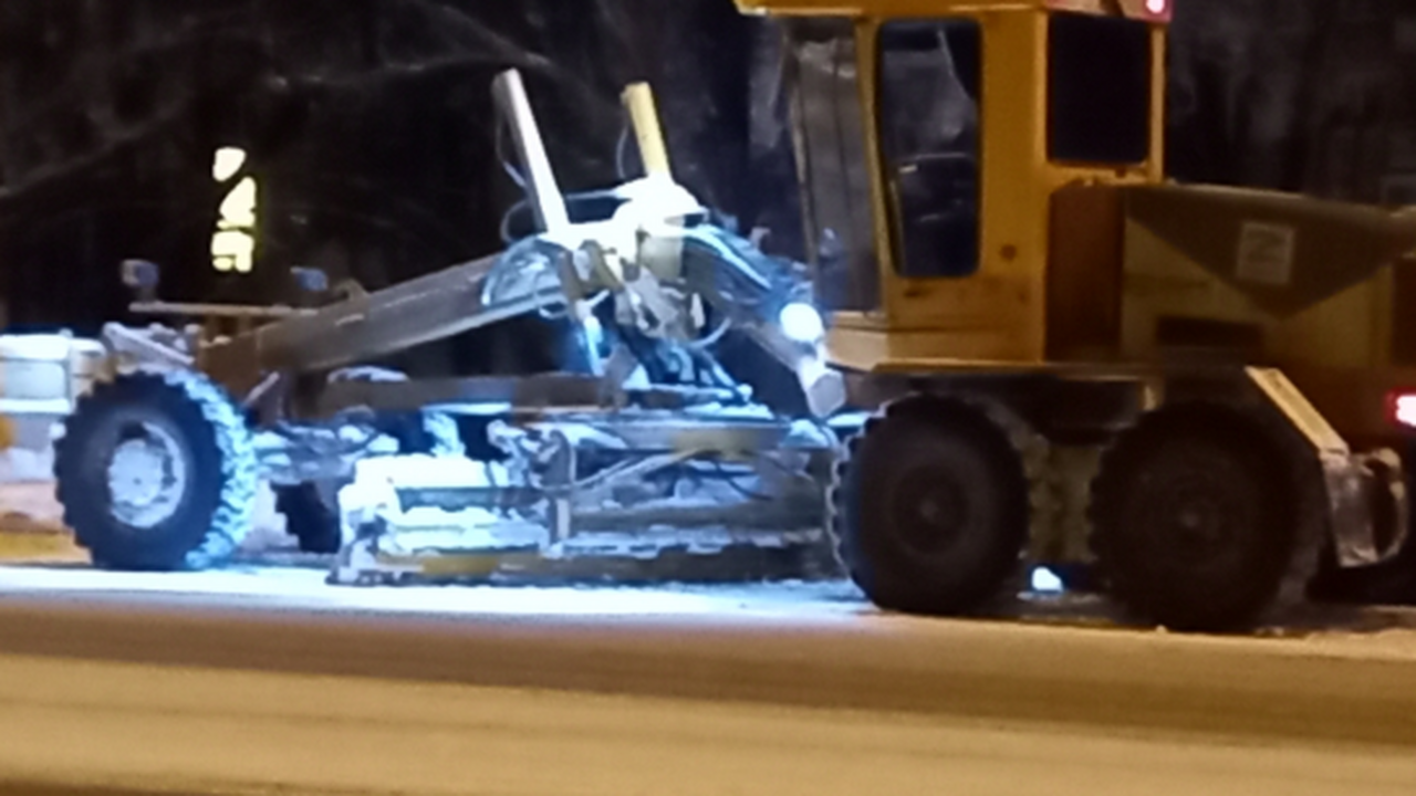 В Новокуйбышевске продолжается уборка улиц после зимы В Новокуйбышевске продолжается реализация компл...