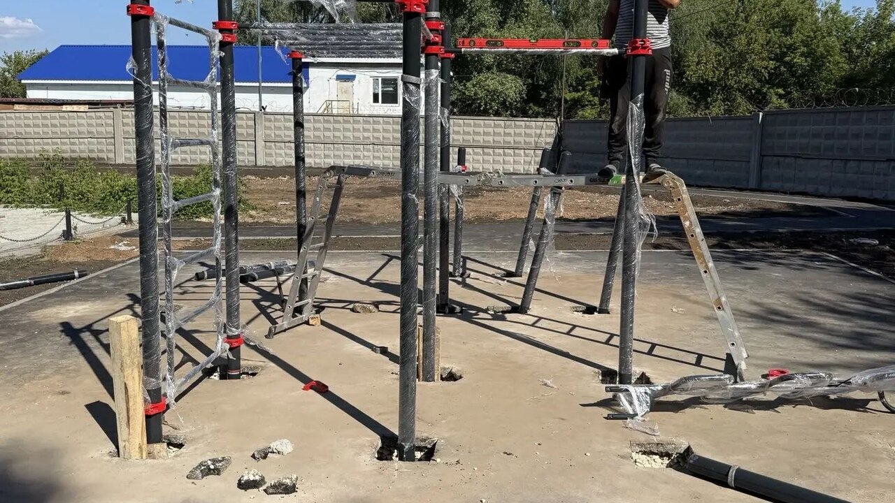 На улице Озëрной начался монтаж воркаут-зоны На этой территории работы идут по установленном...