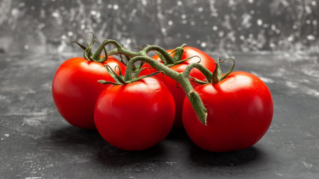 Томат, как яблоки: крупные плоды на кисти, а куст дает обильный урожай до поздней осени — этот секрет выпытала у соседки Фёдор Тарасенко — признанный эксперт в области ...