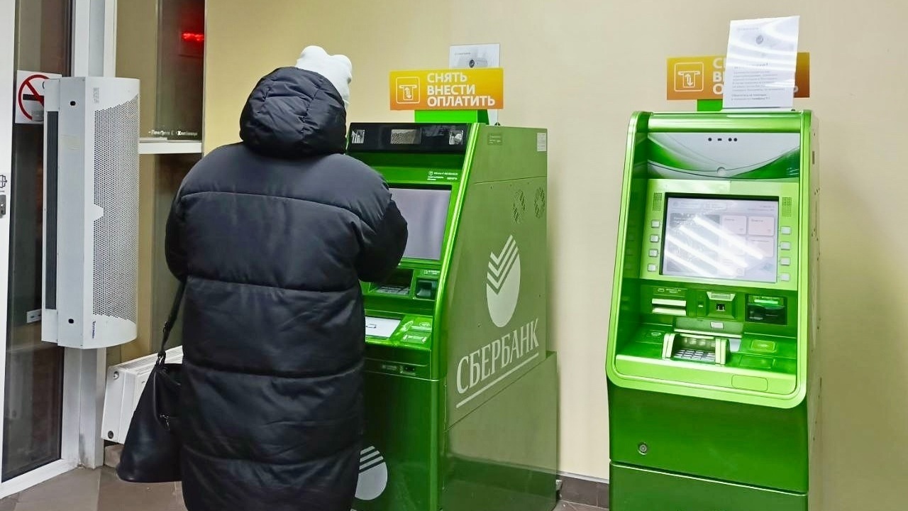 Снять деньги через банкомат больше не получится: этот новый закон вступает в силу с 1 мая Как защитить себя от мошенников? В России вступ...