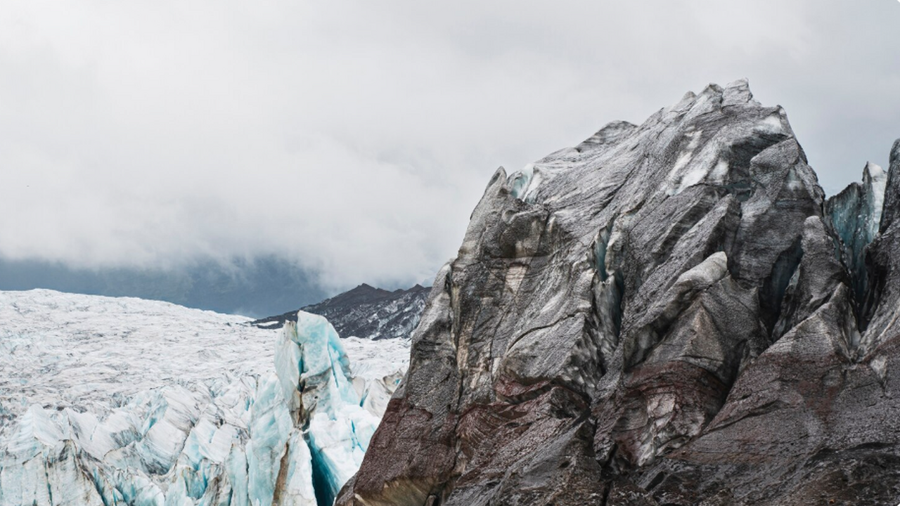 Антарктида, кажущаяся бескрайним белым простран...