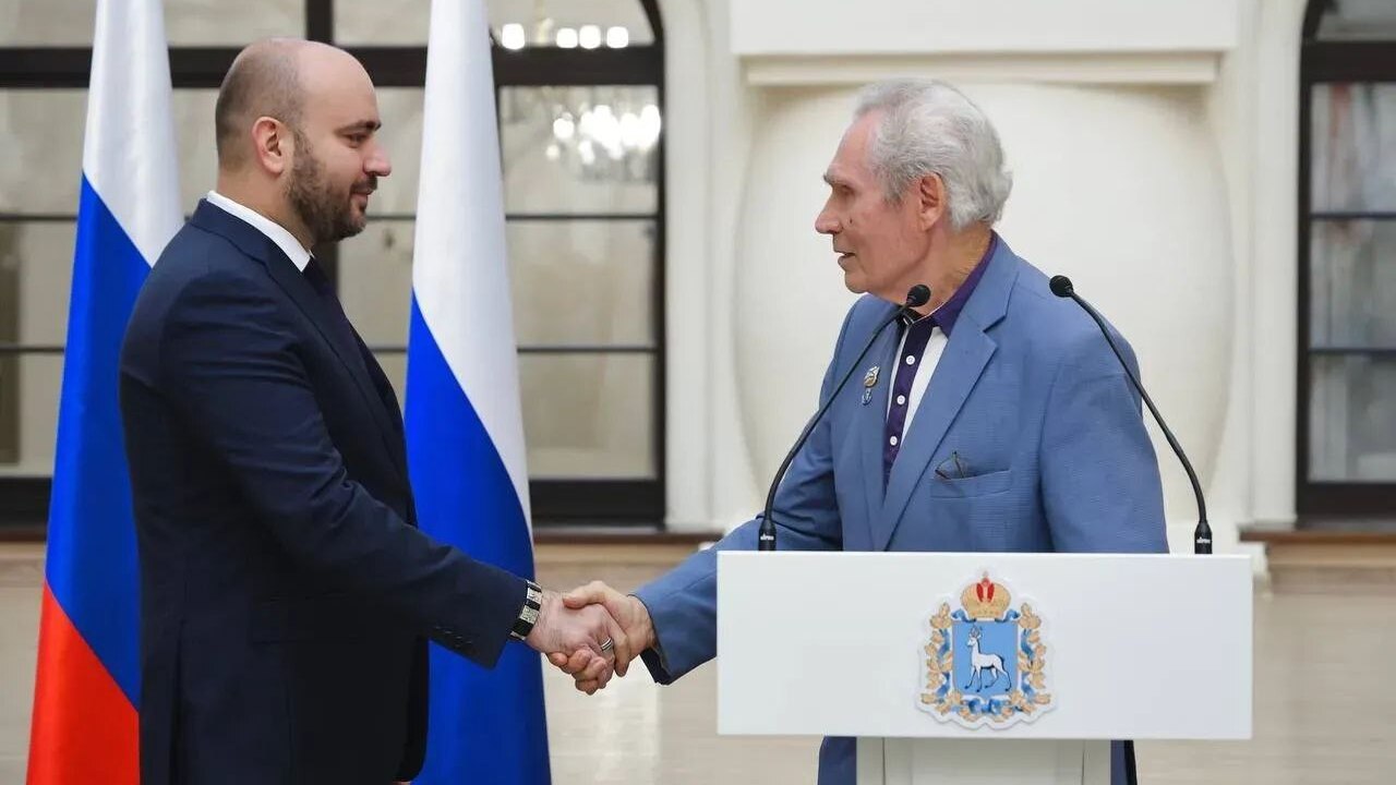 Вячеслав Федорищев вручил награды в преддверии Дня работников дорожного хозяйства Вячеслав Федорищев вручил награды