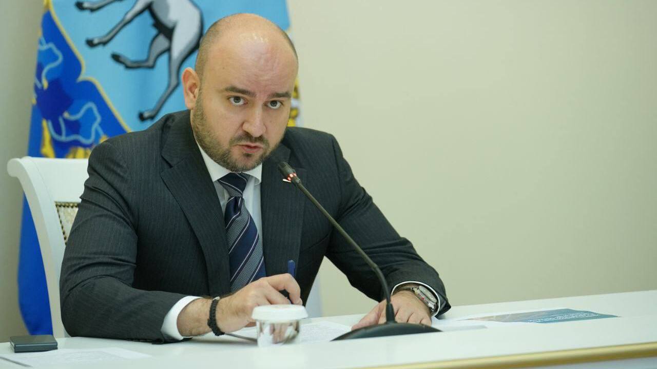 Губернатор провел оперативное совещание: обраще...