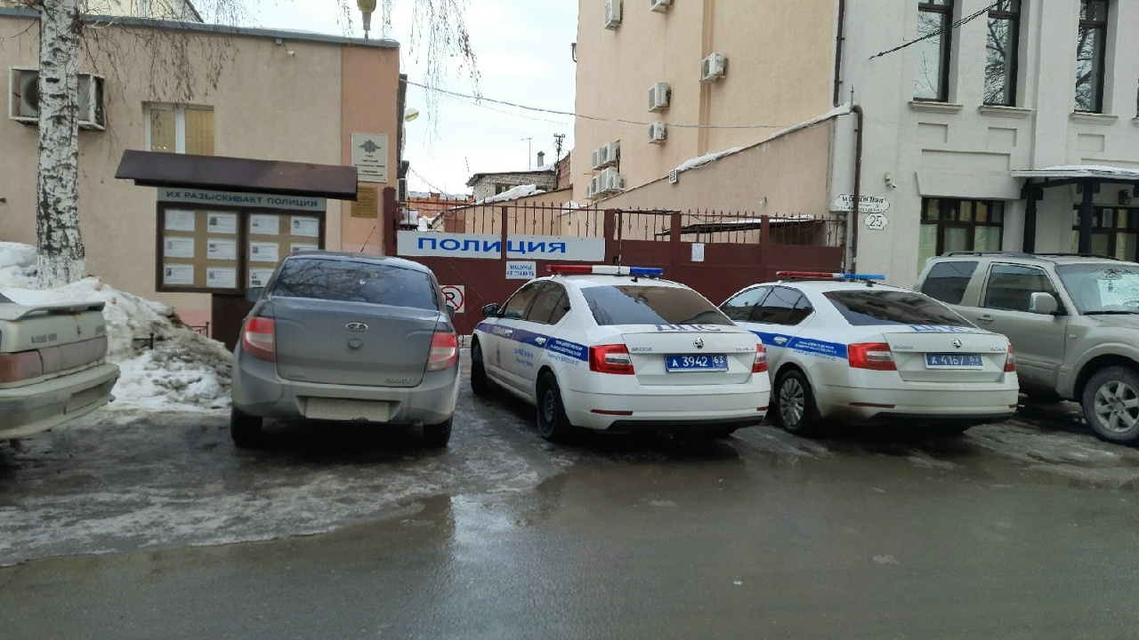 И сюда добрались: инспекторы ГАИ начали останавливать водителей прямо во дворах, чтобы выписать штраф — и это полностью законно Даже двор у дома больше не безопасная гавань — ...